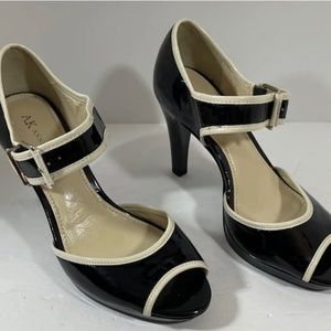 Womens Anne Klein Elexis Classic Black Heels with White Trim 8 M EUC